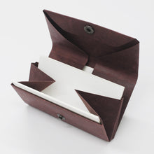 画像をギャラリービューアに読み込む, スリムで軽く環境にもやさしい、耐洗紙製の名刺入れです。カードだけでなく、小銭や鍵も収納できます。小銭も入るので、ちょっとしたお出かけ用のミニ財布としてもお使い頂けます。