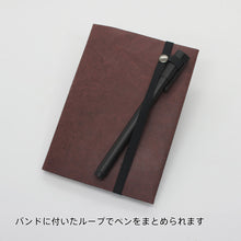 画像をギャラリービューアに読み込む, 耐久性に優れたライクラ®製でしっかり閉じられるゴムバンド。ペンループ付きなので、ペンとノートを一緒に持ち歩けます。