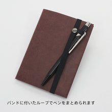 画像をギャラリービューアに読み込む, 耐久性に優れたライクラ®製でしっかり閉じられるゴムバンド。ペンループ付きなので、ペンとノートを一緒に持ち歩けます。