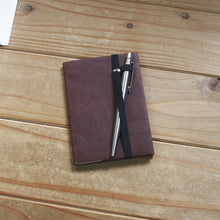 画像をギャラリービューアに読み込む, 無印良品のパスポートメモや、トラベラーズノートのパスポートサイズリフィルなど、パスポートサイズ(約12.5cm x 9cm)のノートが収納できる、スリムで軽く環境にもやさしい、耐洗紙製のノートカバーです。
