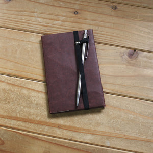 モレスキン・カイエやフィールド・ノートなど、ポケットサイズ（約9cm x 14cm）のノートが収納できる、スリムで軽く環境にもやさしい、耐洗紙製のノートカバーです。