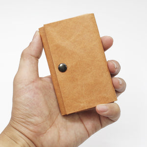 スリムで軽く環境にもやさしい、耐洗紙製の小さな財布です。名刺サイズのコンパクトさながら、普段使いにも充分な収納量を備えています。